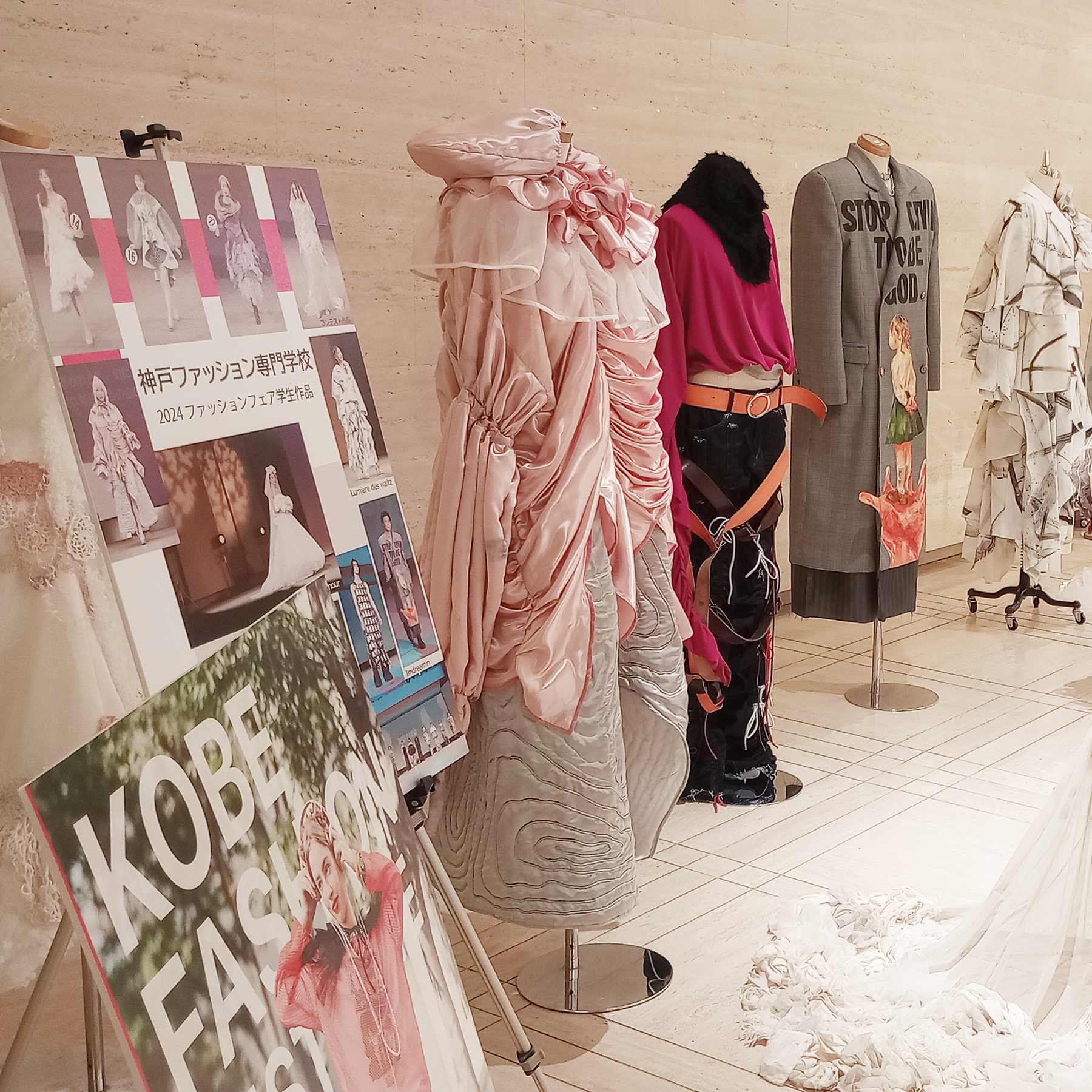【エントランス展示】 神戸ファッション専門学校の学生作品と、全国の高校生から選ばれたデザイン画を展示中！